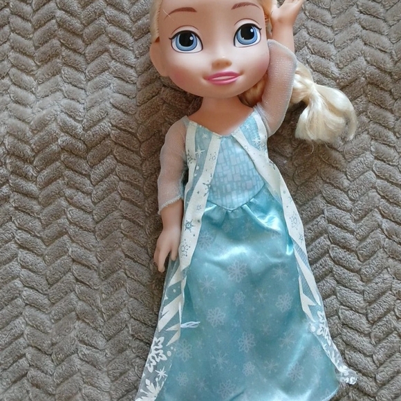 Elsa Doll - Picture 3 of 3